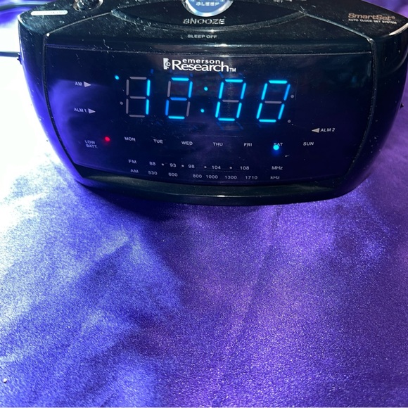 📌Emerson Research Smart Set Alarm Clock Radio - Picture 6 of 13